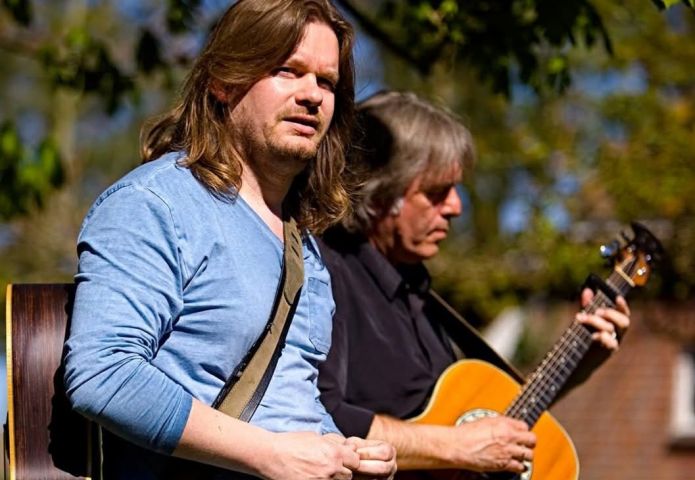 Two Faces speelt en zingt in het Botterhuus